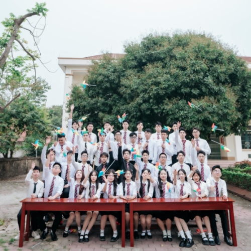 Mẫu thiết kế Photobook vuông Tốt nghiệp, Kỷ yếu, bạn bè, hội nhóm, team, tập thể, đơn giản 1759885910